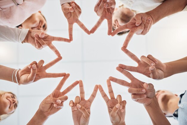 Gwiezdny pokój i ręce ludzi biznesu dzięki współpracy społeczności i pracy zespołowej od dołu w biurze Solidarność budowania zespołu i pracownicy korporacyjni o kształcie zapewniającym wsparcie i motywację