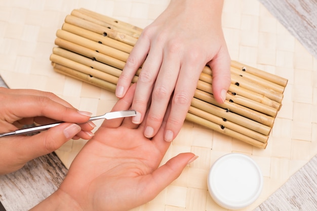 Gwóźdź technika daje klientowi manicure&#39;owi