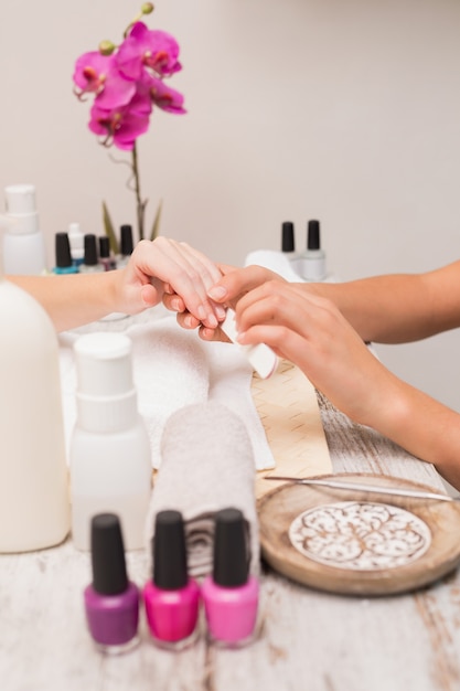 Gwóźdź technika daje klientowi manicure&#39;owi