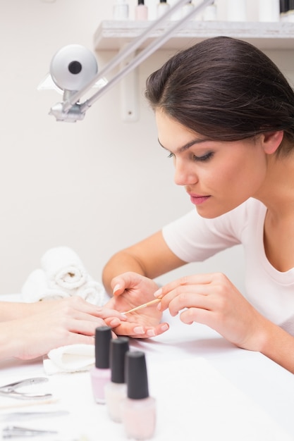 Gwóźdź technika daje klientowi manicure&#39;owi