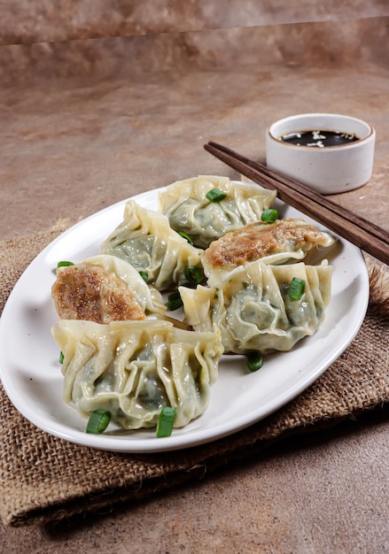 Gyoza ayam to japońskie pierożki z kurczakiem i warzywami do nadzienia