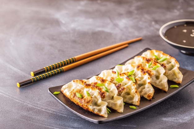 Zdjęcie gyoza czyli przekąska do pierogów z sosem sojowym