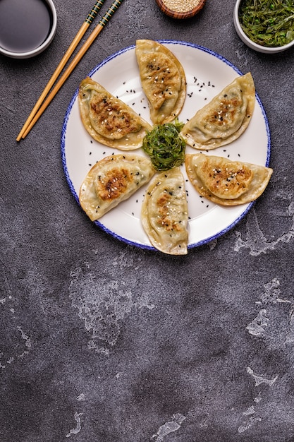 Gyoza czyli przekąska do pierogów z sosem sojowym