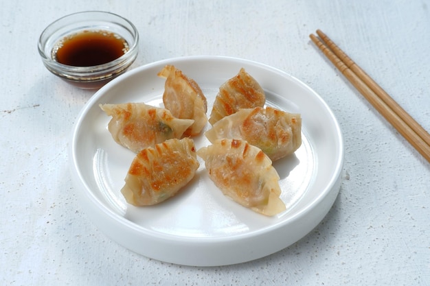 gyoza lub Jiaozi lub mandu, knedle azjatyckie z sosem do maczania