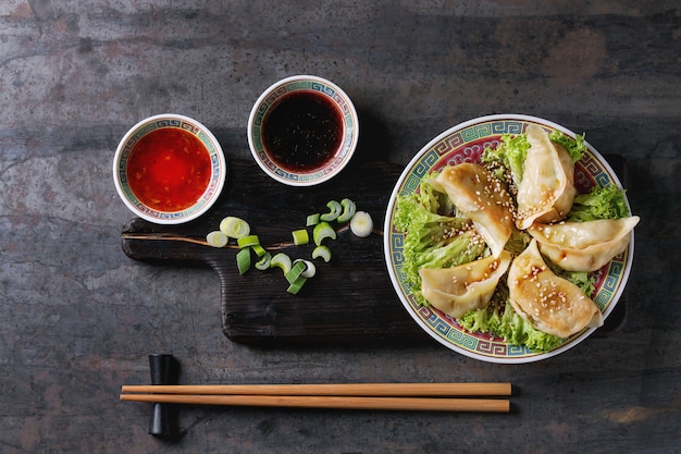 Gyoza potstickers z sosami