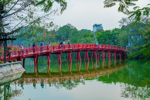 Ha Noi WIETNAM 09 MAR 2023 Czerwony Most Most Huc w jeziorze Hoan Kiem Hanoi Wietnam 18 listopada 2016 To jest jezioro w historycznym centrum Hanoi, stolicy Wietnamu