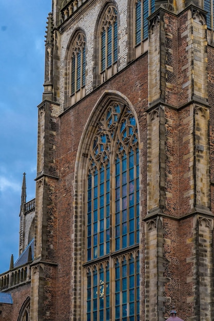 Haarlem Holandia w marcu 2022 Kościół św Bawona lub Grote Kerk na placu Grote Markt w Haarlemie