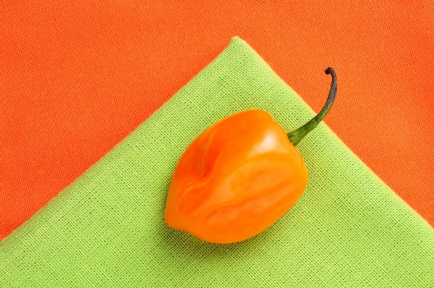 Habanero Chili Na Zielonym I Pomarańczowym Płótnie