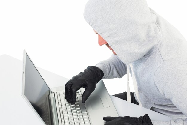 Hacker używa laptop kraść tożsamość