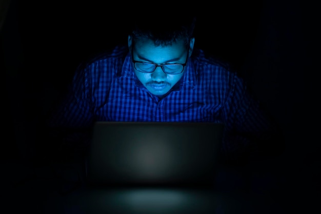 Hacker używający laptopa w nocy