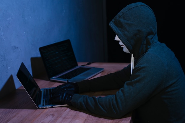 Hacker z laptopem
