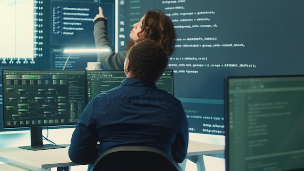 Hackerzy rządowi analizują dane w celu wykrywania zagrożeń cybernetycznych