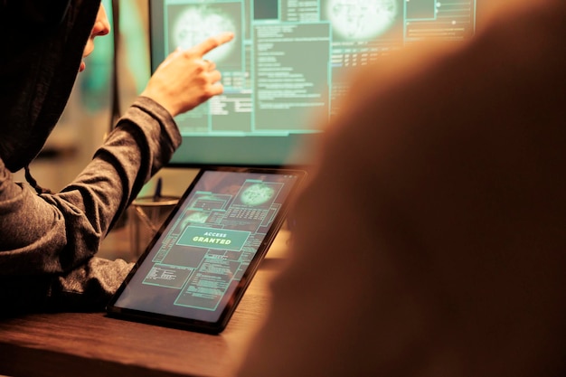Hackerzy uzyskują dostęp do ważnej bazy danych w sieci komputerowej.
