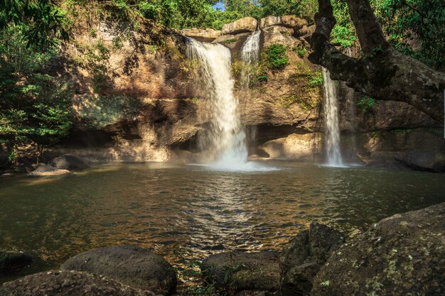 Zdjęcie haew suwat waterfall park narodowy khao yai, nakhon ratchasima, tajlandia