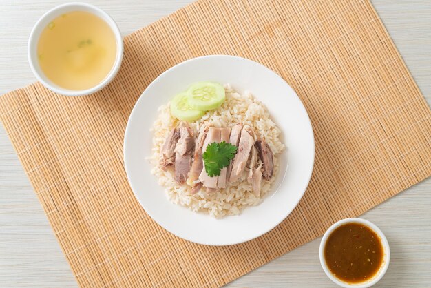 Hainanese Chicken Rice lub ryż gotowany na parze z kurczakiem - po azjatyckim stylu