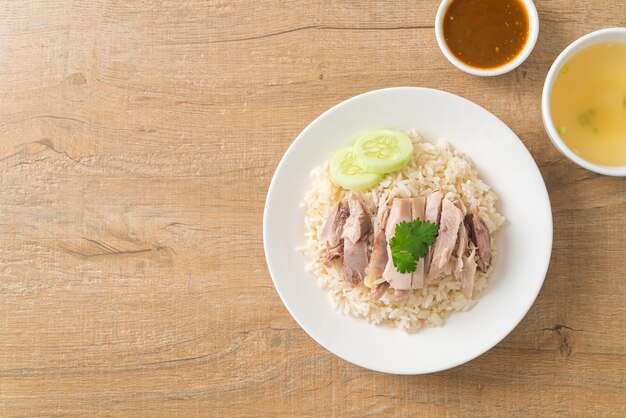 Hainanese Chicken Rice lub ryż gotowany na parze z kurczakiem - po azjatyckim stylu