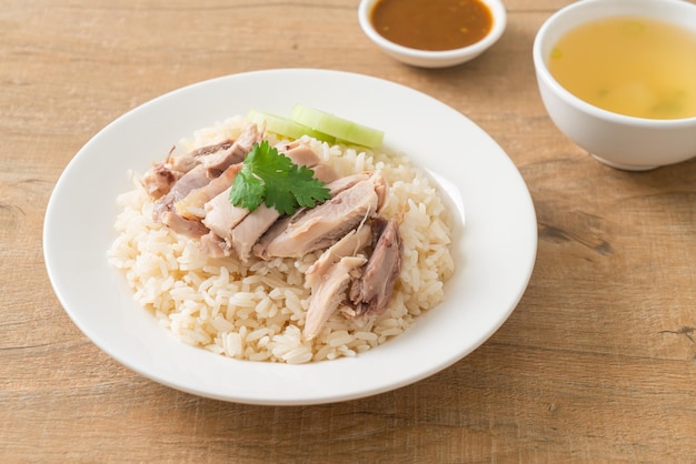 Hainanese Chicken Rice lub ryż gotowany na parze z kurczakiem