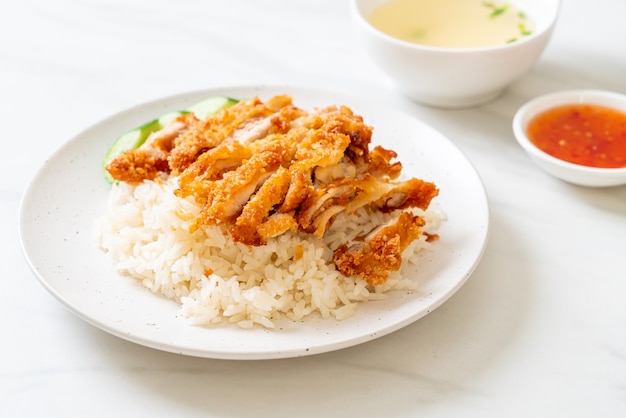 Hainanese Chicken Rice with Fried Chicken or Rice gotowana na parze z kurczakiem ze smażonym kurczakiem - Asian food style