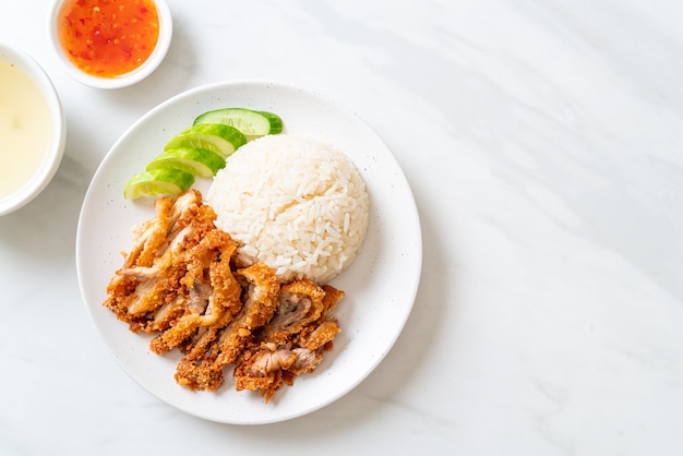 Hainanese Chicken Rice with Fried Chicken or Rice gotowana na parze z kurczakiem ze smażonym kurczakiem, azjatyckie jedzenie