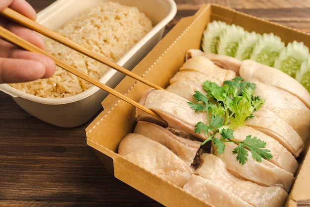 Hainanese Ryż z kurczaka Singapur ryż z kurczaka słynne singapurskie jedzenie i tajskie jedzenie na stole z ciemnego drewna Azjatycki styl jedzenia