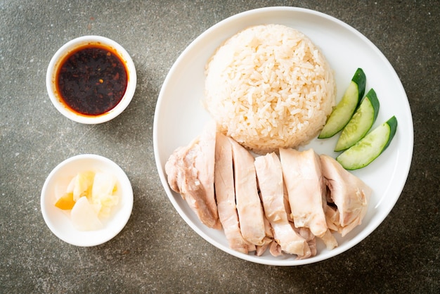 Hajnański ryż z kurczakiem lub ryż na parze z rosołem - po azjatyckim stylu