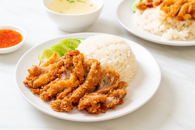 Hajnański ryż z kurczakiem ze smażonym kurczakiem lub ryżowa zupa z kurczaka na parze ze smażonym kurczakiem - azjatyckie jedzenie