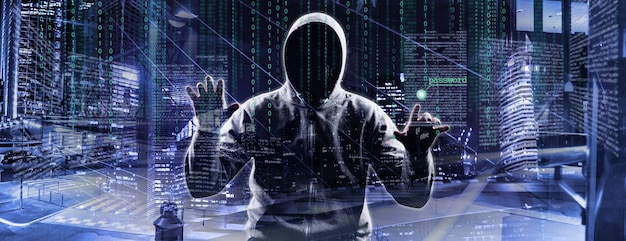 Haker Drukuje Kod Na Klawiaturze Laptopa, Aby Włamać Się Do Cyberprzestrzeni
