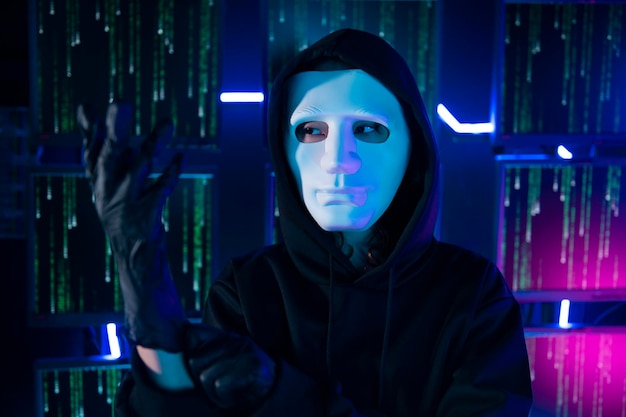 Haker używa w nocy laptopa do kradzieży danych