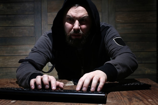 Haker W Czarnym Kapturze W Pokoju Z Drewnianymi ścianami