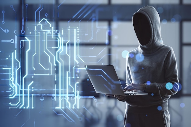 Haker za pomocą laptopa z hologramem obwodu kreatywnego domu na rozmyte tło wnętrza biura i niebieskie koła bokeh Inteligentny sprzęt domowy i futurystyczna koncepcja technologii Podwójna ekspozycja