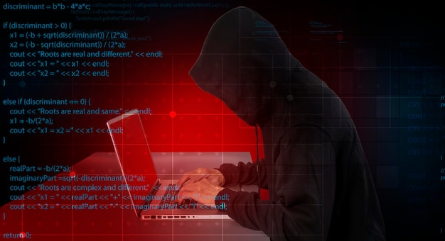 Haker złamał zabezpieczenia w systemie Zagrożenia związane z cyfrowym złodziejem noszącym czarną bluzę z kapturem