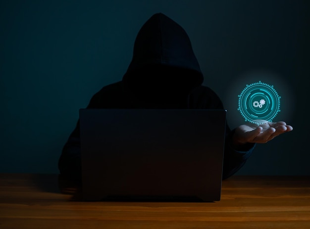 Hakerzy pracują na laptopach w ciemności Pojęcie bezpieczeństwa informacji w sieci internetowej a szpiegostwo informacyjne