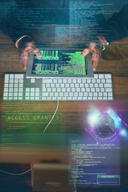 Hakowanie rąk człowieka i ekranu tabletu z dostępem do kodu oprogramowania do gier i sukcesem hasła w nakładce danych Haker online cyber złodziej lub osoba kodująca włamuje się do programowania cyfrowego lub aplikacji komputerowej