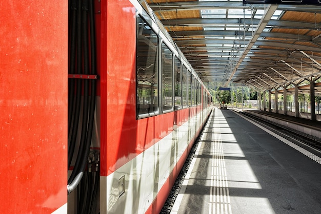 Hala i pociąg na dworcu kolejowym w Zermatt w kantonie Valais w Szwajcarii.