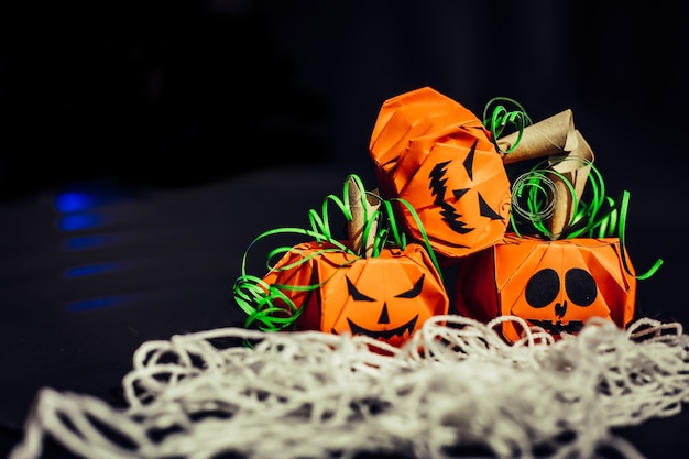 Halloween dynie na czarnym tle, pomarańczowy papier Dynia, koncepcje Halloween