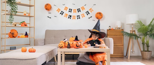 Halloween koncepcja urocza mała dziewczynka przygotowuje się do świętowania w domu