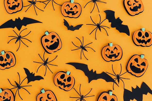 Zdjęcie halloween leżał płasko nowoczesne dynie pająki nietoperze układ na pomarańczowym tle wesołego halloween