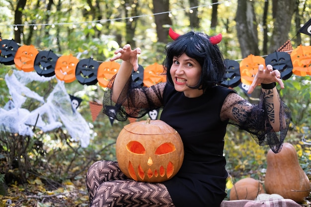 Halloween. Młoda kobieta w kostiumie na halloween bawi się na świeżym powietrzu