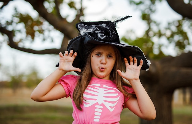 Halloween Piękny portret ślicznej dziewczyny w sukience i czarnym kapeluszu