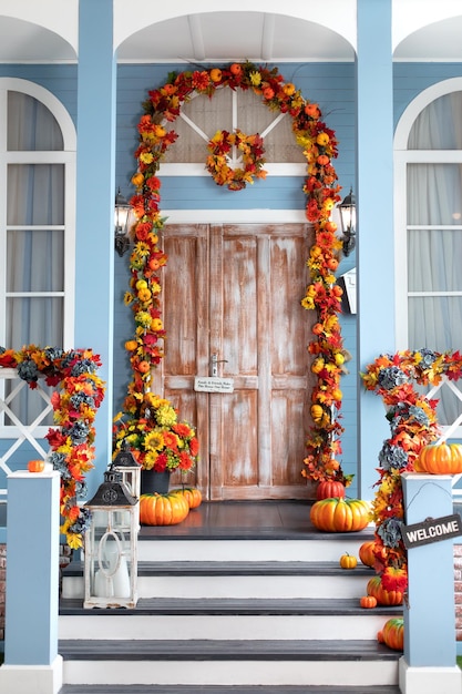 Halloween Projekt Domu Z żółtymi Jesiennymi Liśćmi I Lampionami. Wystrój Schodów Wejściowych Do Domu Na Jesień