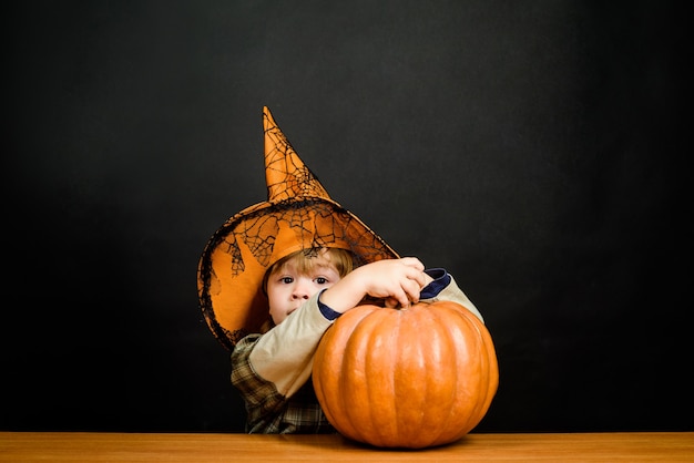 Halloween przyjęcie Halloween wakacje dziecko z dynią happy halloween cute boy in witch