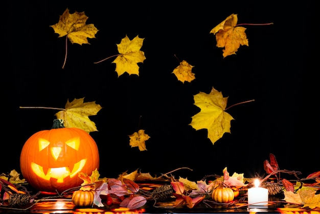 Halloween Still Life Colorful Theme Scary Dekorowane ciemno-żółte liście klonu Pokój z płonącym świecznikiem z dyni w tle żółte liście