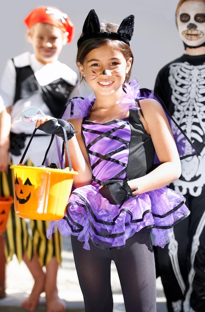 Zdjęcie halloween to nasze ulubione święto portret grupy małych dzieci bawiących się w sztuczki na halloween