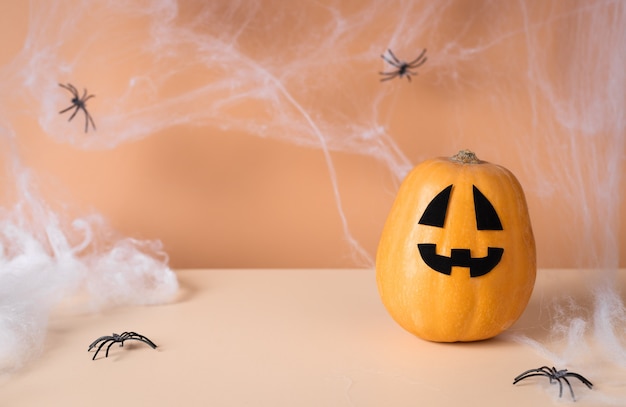 Halloweenowa dynia z pajęczyną i pająkami Kreatywna minimalna koncepcja Halloween