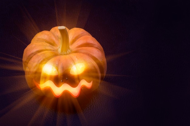 Zdjęcie halloweenowa dyniowa twarz w zmroku