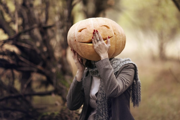 Halloweenowa dziewczyna z bani głową