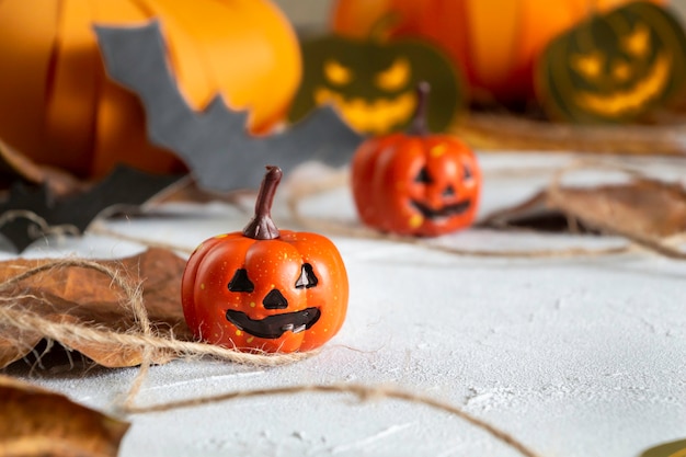 Halloweenowa głowa dyni jack nietoperzy i kompozycja jesiennych liści