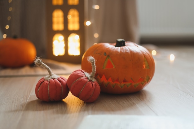 Halloweenowa i jesienna przytulna kompozycja z dyniową październikową dekoracją domu