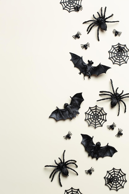 Halloweenowa kartka z życzeniami z dyniowymi czaszkami kostnymi rękami i liśćmi