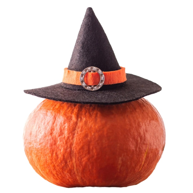 Halloweenowa pomarańczowa dynia w kapeluszu wiedźmy na białym tle